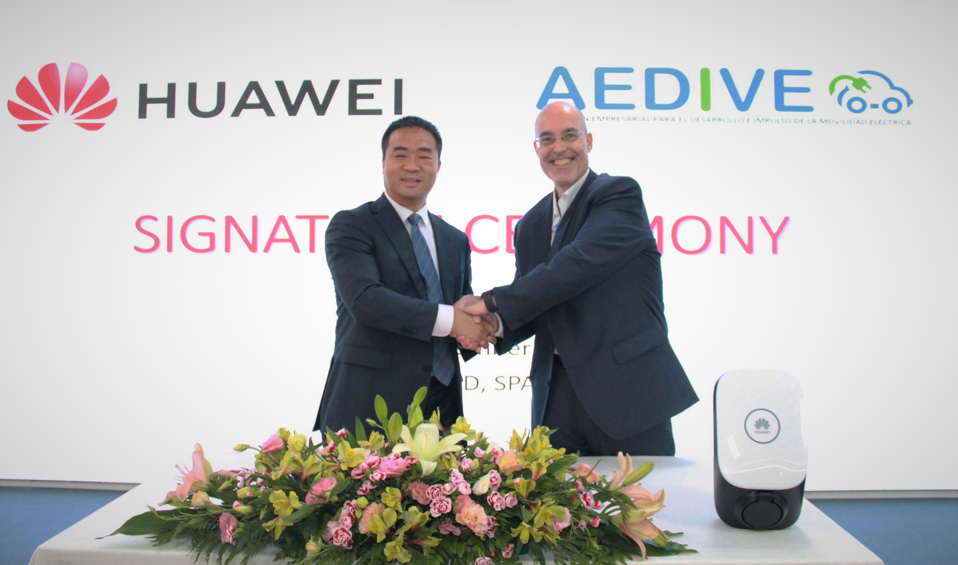 2Eric Li CEO de Huawei Espaa y Arturo Prez de Lucia director general de AEDIVE